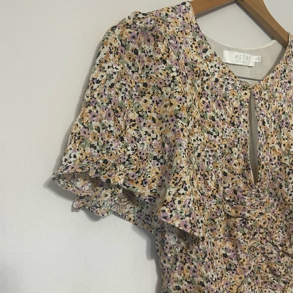 ASTR the label flutter sleeve keyhole front ruched floral blouse LIKE NEW sz M - Picture 7 of 9